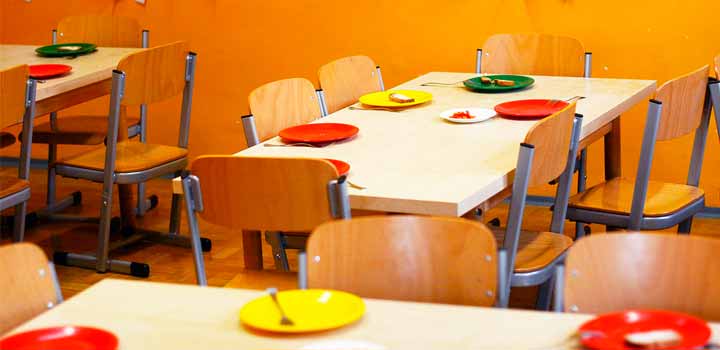 Manipular alimentos para niños, comedores escolares.