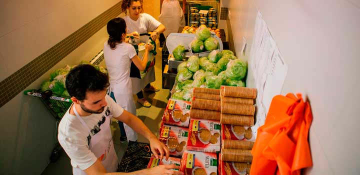 Manipular alimentos,  en un comedor social.